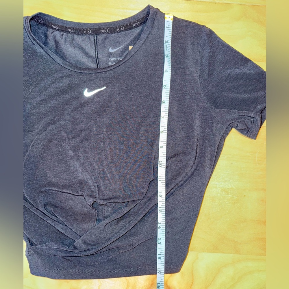 🏷️NWT Nike Dri-FIT One Luxe Women's Twist Cropped Short-Sleeve Top in Black 🖤 - Picture 12 of 12